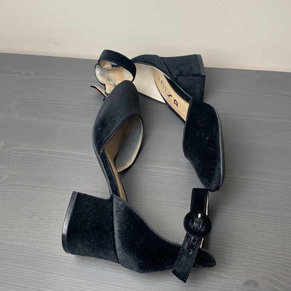 Unisa Round Toe Ankle Strap Velvet Black
Block Heel - Picture 4 of 7